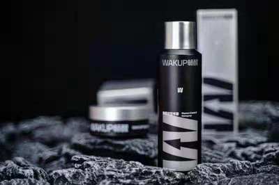 头发如何保持干爽蓬松？畅醒喷雾发蜡给你答案